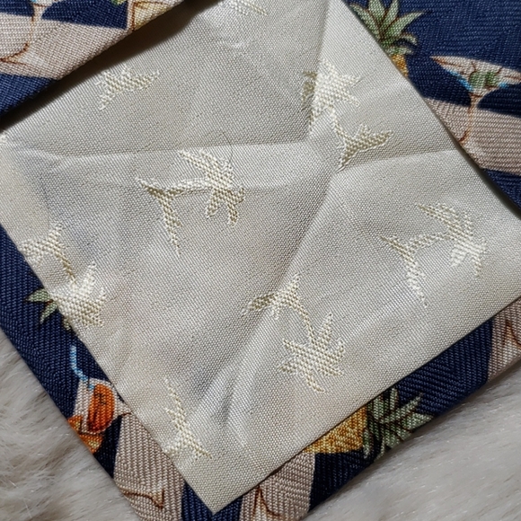 Tommy Bahama silk Tie 29/58L 4W - Picture 6 of 8